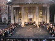 . street performers below and our group kept growing bigger and bigger. (img )