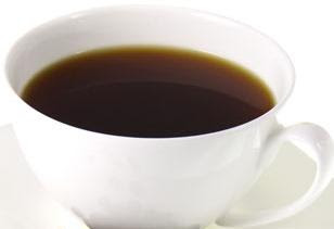 Só o café pode me refrescar. mulher afro-americana sonolenta e cansada  cobre metade do rosto com a palma da mão, tem expressão triste, fecha os  olhos, carrega um copo descartável de bebida com cafeína, continua  trabalhando.