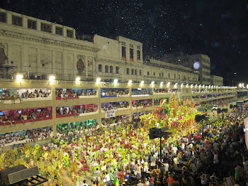 DESFILE NO SAMBÓDROMO.