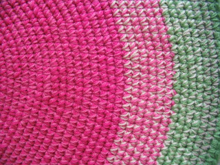 alfombra rosayverde2 - Alfombras tejidas a crochet que decoran el piso