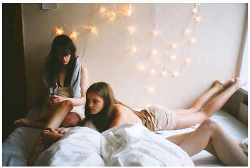 Русские подружки на кровати устроили любовнику групповой домашний трах