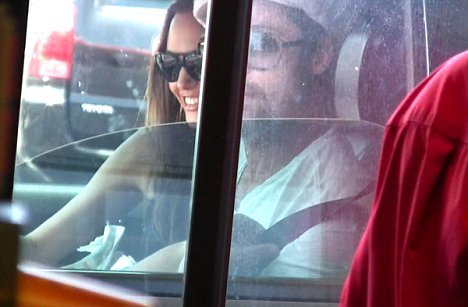 [angelina-jolie-brad-01.jpg]