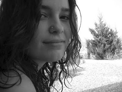 Bella muchacha en blanco y negro
