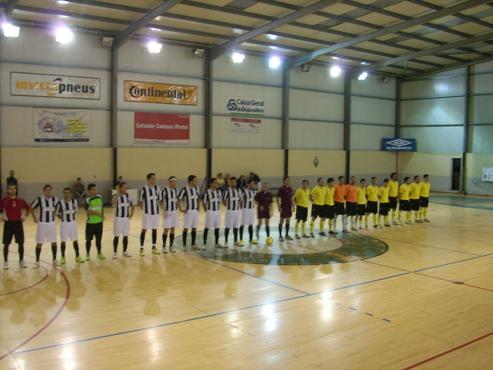 [futsal+Boavista+vs+Foz+004.JPG]