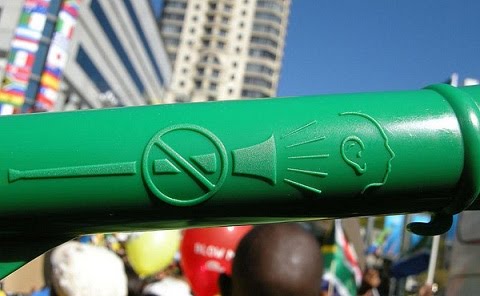 http://3.bp.blogspot.com/_cwqjRhpwldY/TDNJfTq4RlI/AAAAAAAAKOc/6SO3a-863Ho/s1600/vuvuzela_con_instrucciones.jpg