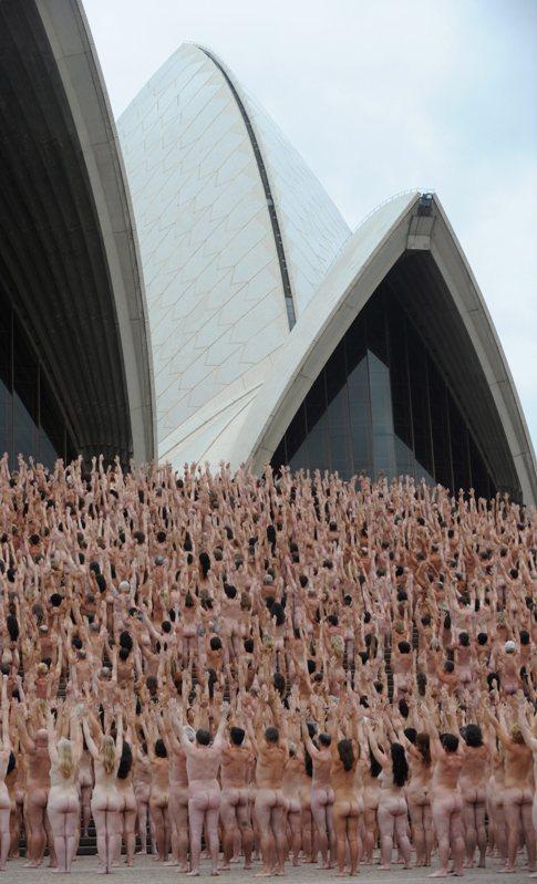 [spencer_tunick17.gif]