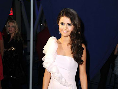 selena gomez in a dress 2011. hot Selena Gomez ~ The Ellen