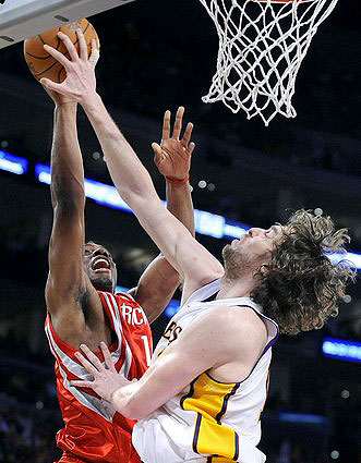 [Pau+gets+a+block+in+Gm7.jpg]