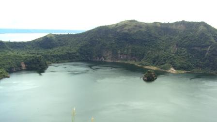 [Taal+Volcano+crater.JPG]