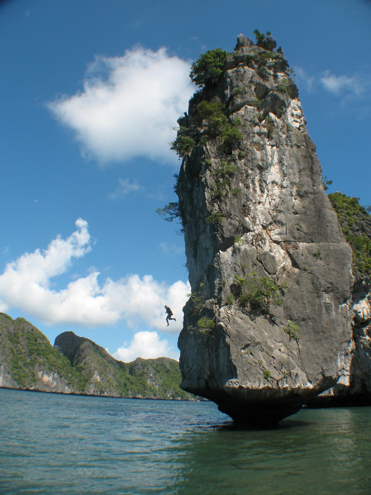 Cliff Jumping, Ha Long Bay, Vietnam [1200x1600] (OS) r/AdrenalinePorn