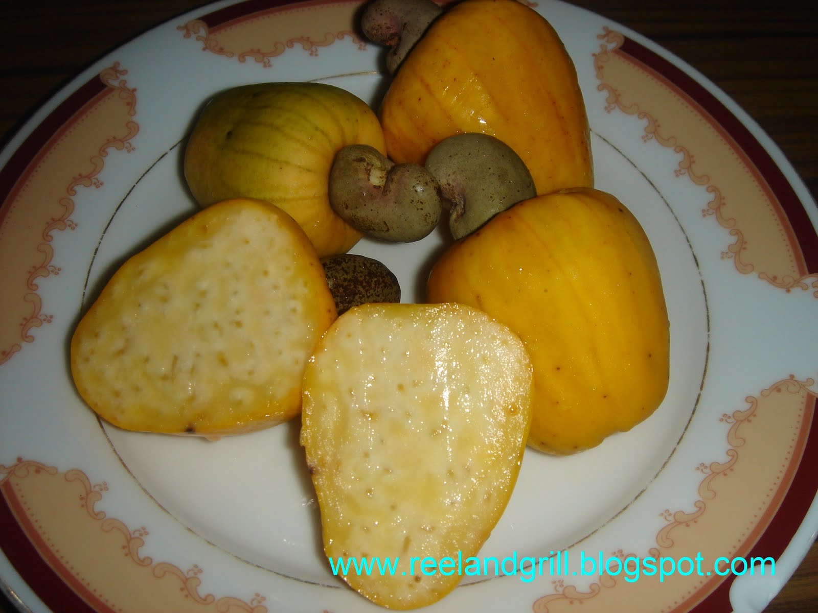 Reel and Grill Kasoy Cashew Juice and Nuts