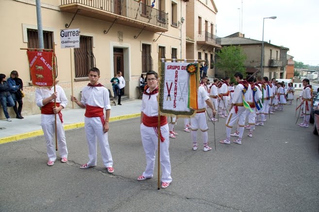 PARA TERMINAR DESFILO EL GRUPO ANFITRION DE GURREA