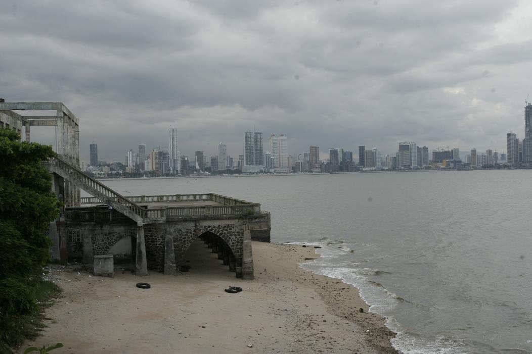 [edificios+y+casa+antigua+en+mar.JPG]