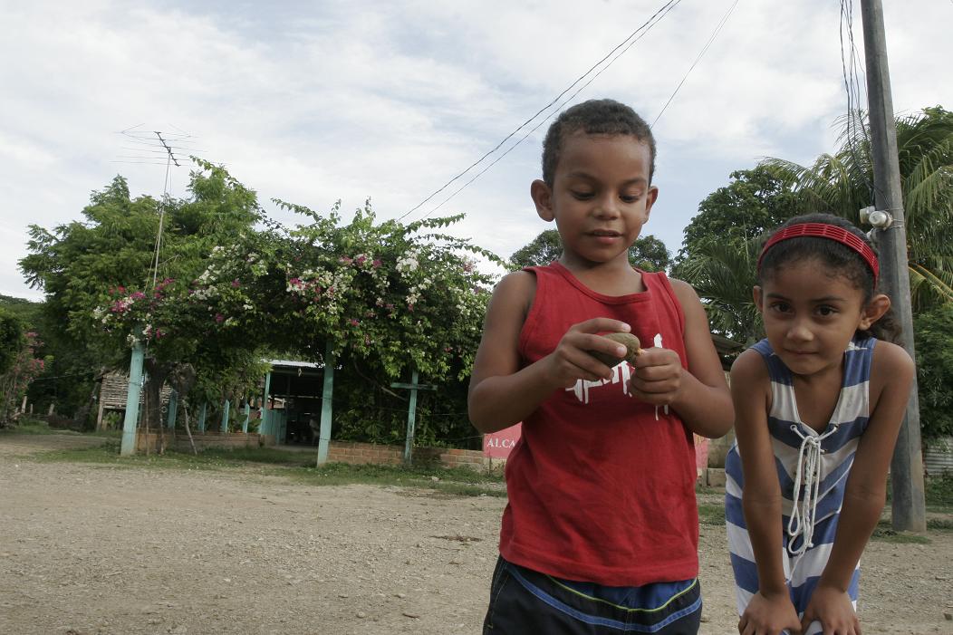 [niños+mirando.JPG]