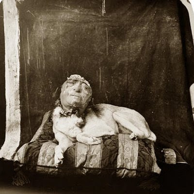 Joel Peter Witkin fotografa la vida y la muerte. Dog+On+A+Pillow+(1994)++Joel-Peter+Witkin