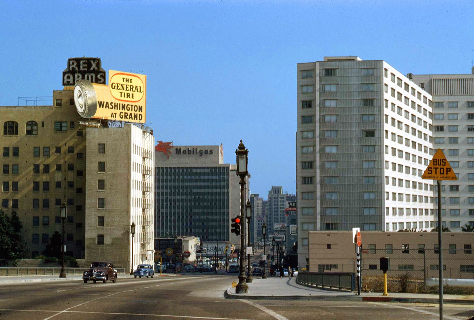 [Immagine: 1954+Los+Angeles+Rex+Arms+building+Mobil...nd+Gen.jpg]
