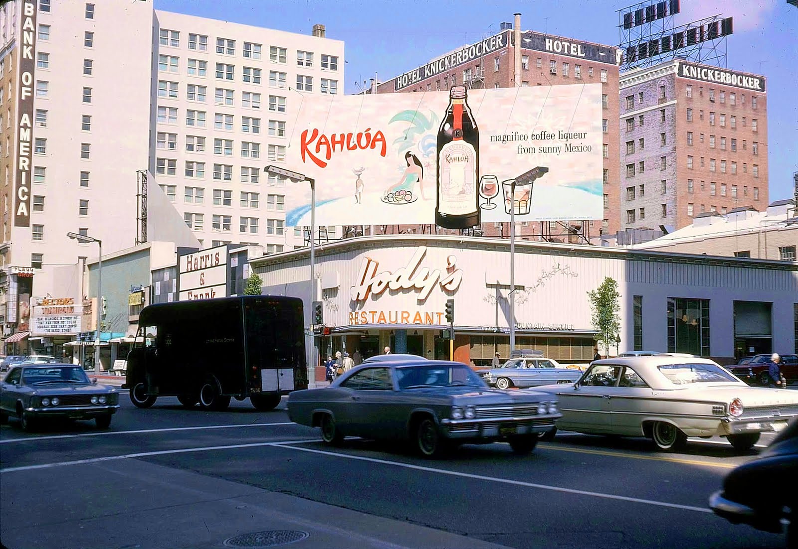 [Immagine: 1965++Corner+of+Hollywood+and+Vine+Hotel...+Hodys.jpg]