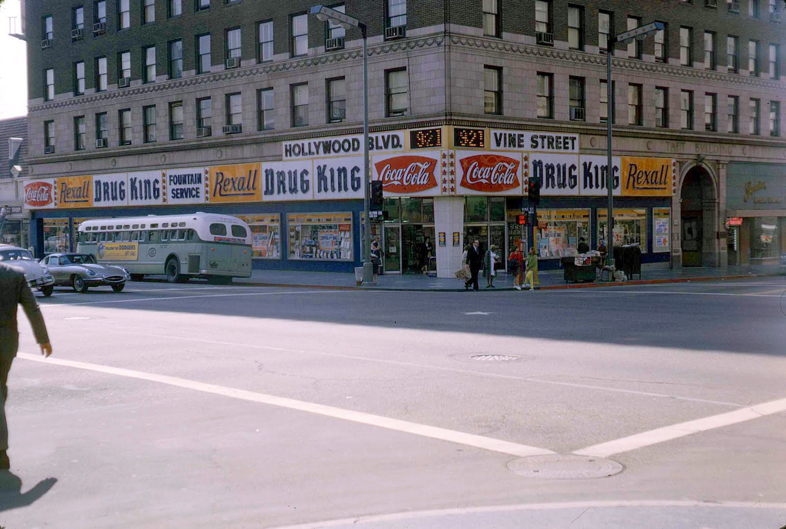[Immagine: 1965+Drugstore+at+Hollywood+and+Vine+Dru...Rexall.jpg]