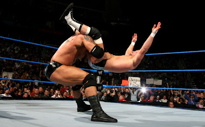 WWE Monday Night RAW. Resultados 4/Abril/2012 Batista+Batista+Bomb