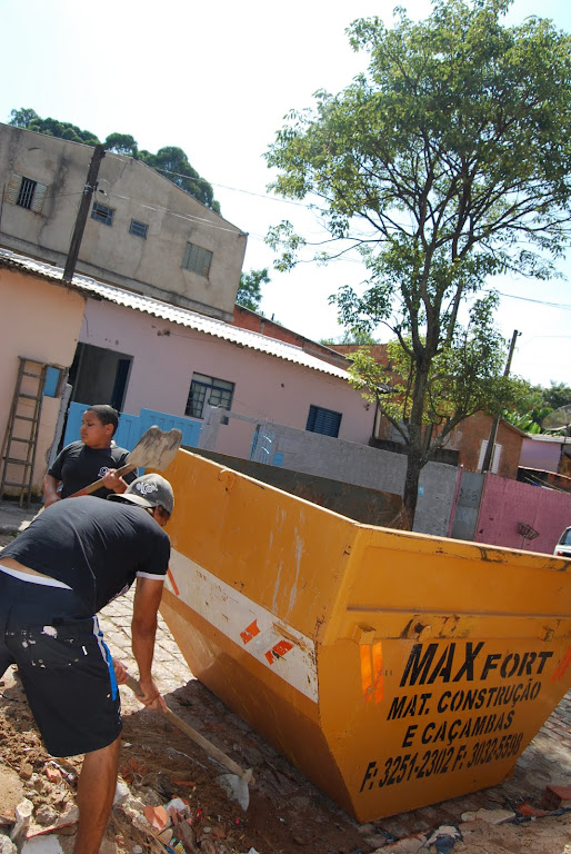 MaxForte Patrocinador das caçambas no dia de trabalho da ONG-CPV