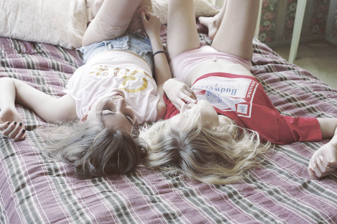 Блондинка с силиконовыми сиськами ласкается с подругой на кровати