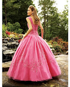 Lindo vestido de quinceañera con un escote corazón