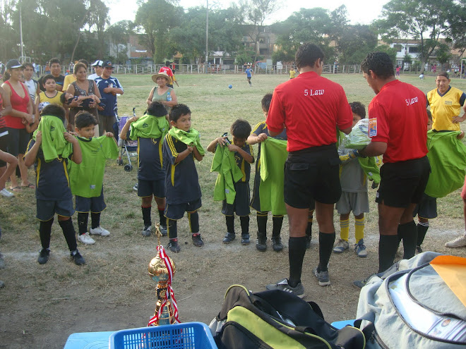 PREMIANDO AL EQUIPO ATLAS CAT 2003 - 2004