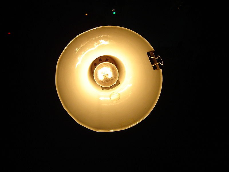 [800px-Lamp_in_dark_room.jpg]