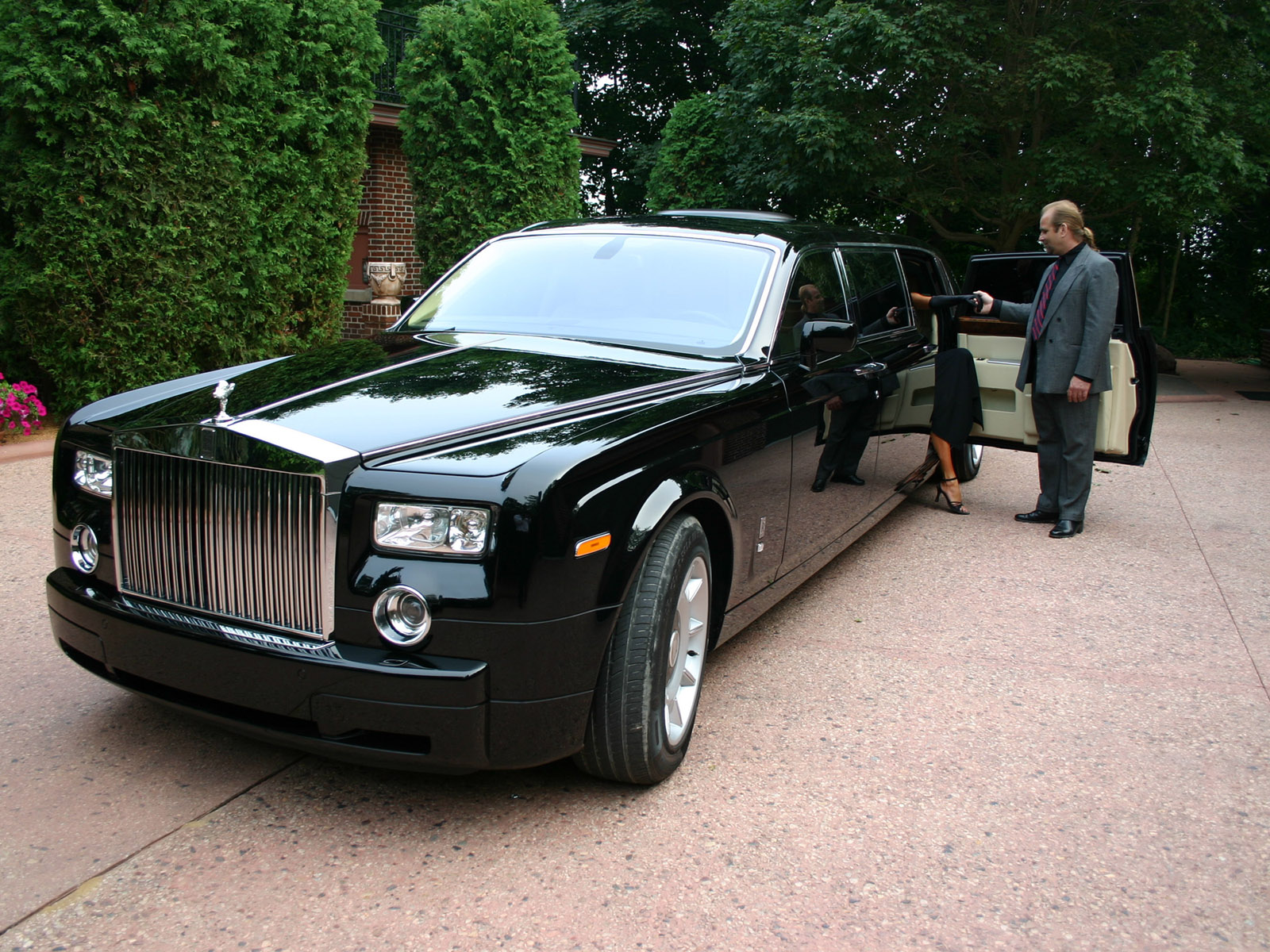 [Rolls-Royce-Phantom-Black-Tie-Edition-Gennadi-Chauffeur-1600x1200.jpg]