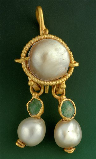[081110-ancient-earring-02.jpg]