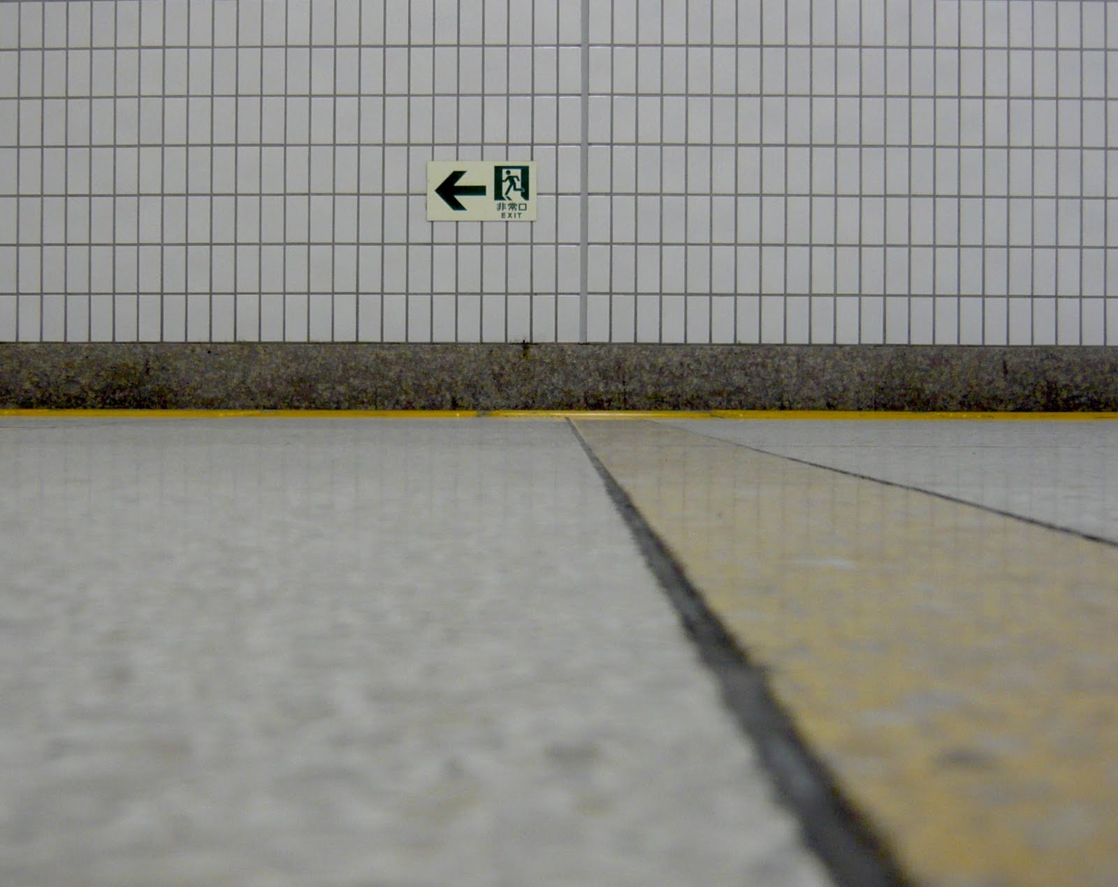 [exit+et+jaune.jpg]