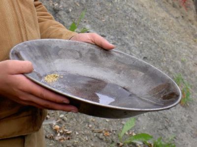 [panning-for-gold-in-fairbanks.jpg]