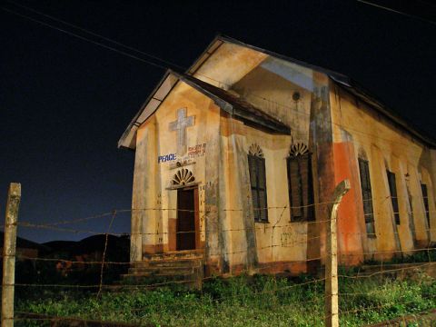 [barbed+wire_strange_church.jpg]