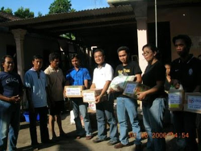Mr. Ketut (white, middle) with DEJAVATO volunteers, gives the second term or relief goods to local people - Dejavato Indonesia