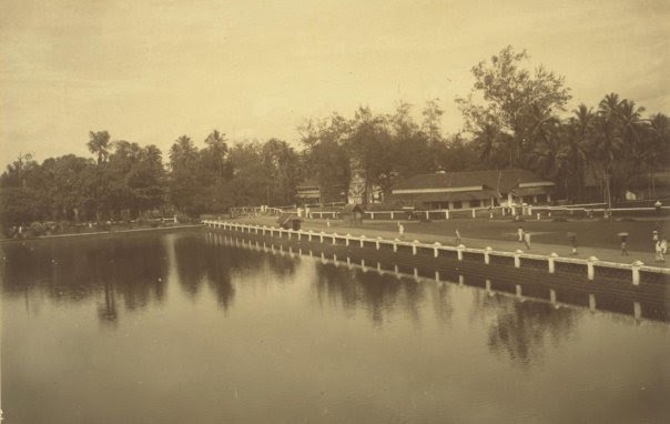 The Mananchira pond as seen in this vintage photo from 1901, it still stands being one of the main