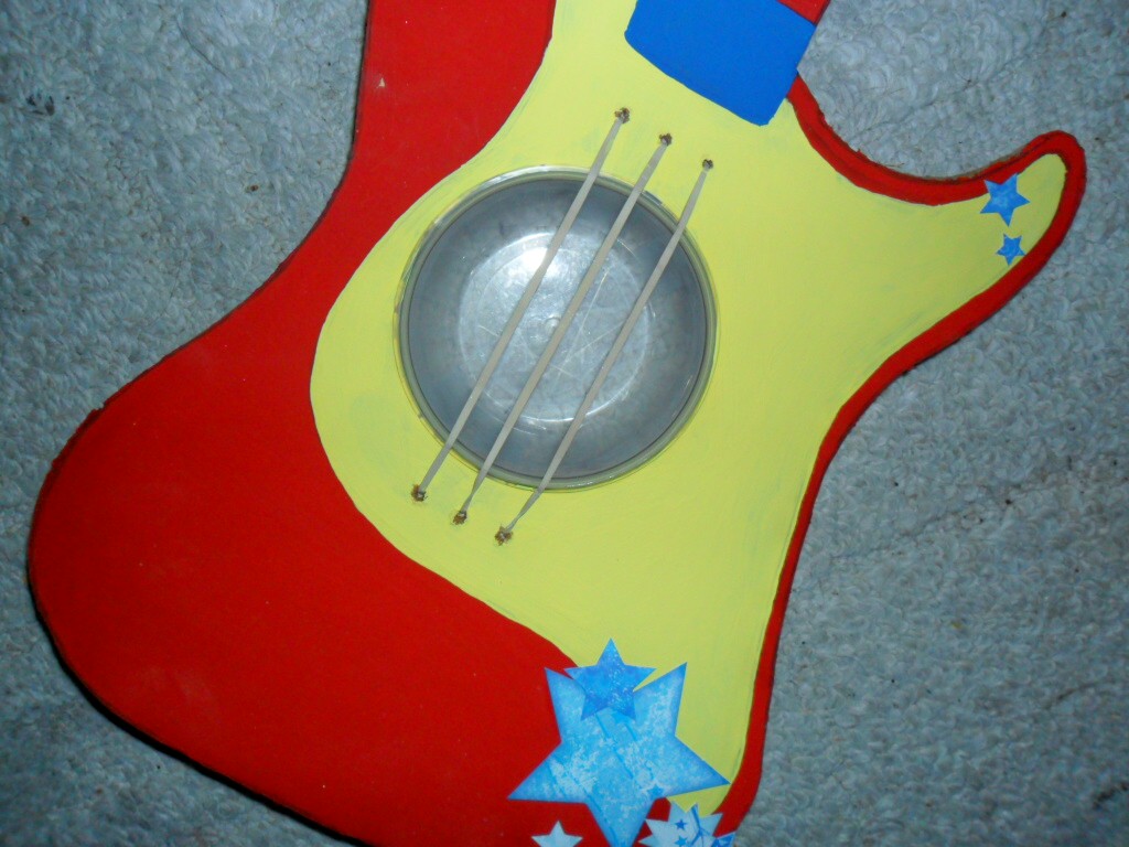itmom The Daily Play Cardboard Guitar