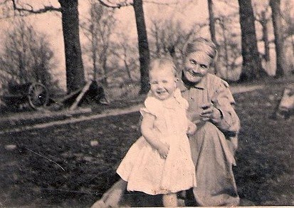Sara Catherine Wickliffe Luckett & her granddaughter