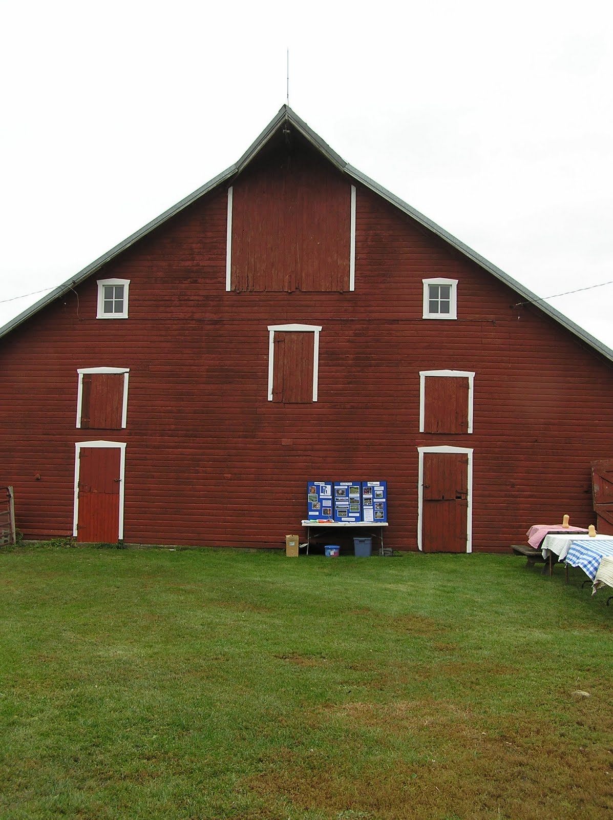 [Runquist+Barnes+barn.JPG]