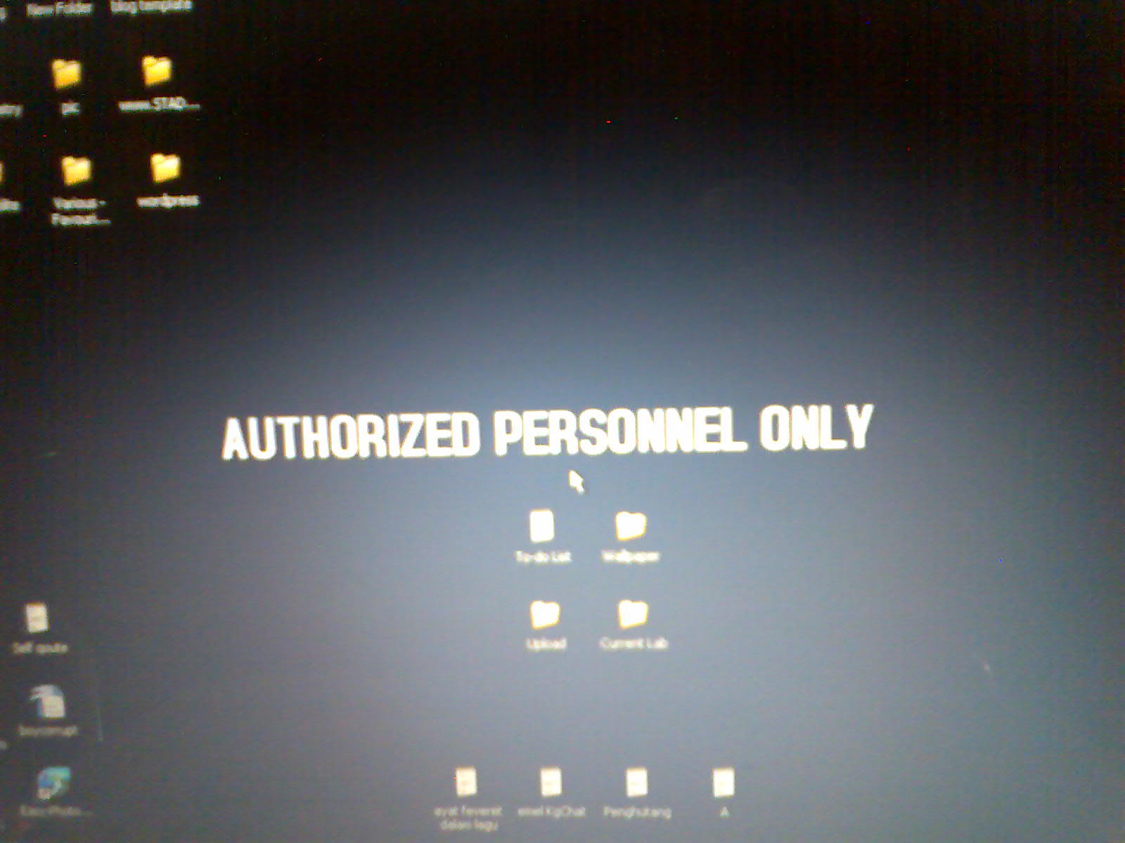 [wallpaper+lappy.jpg]