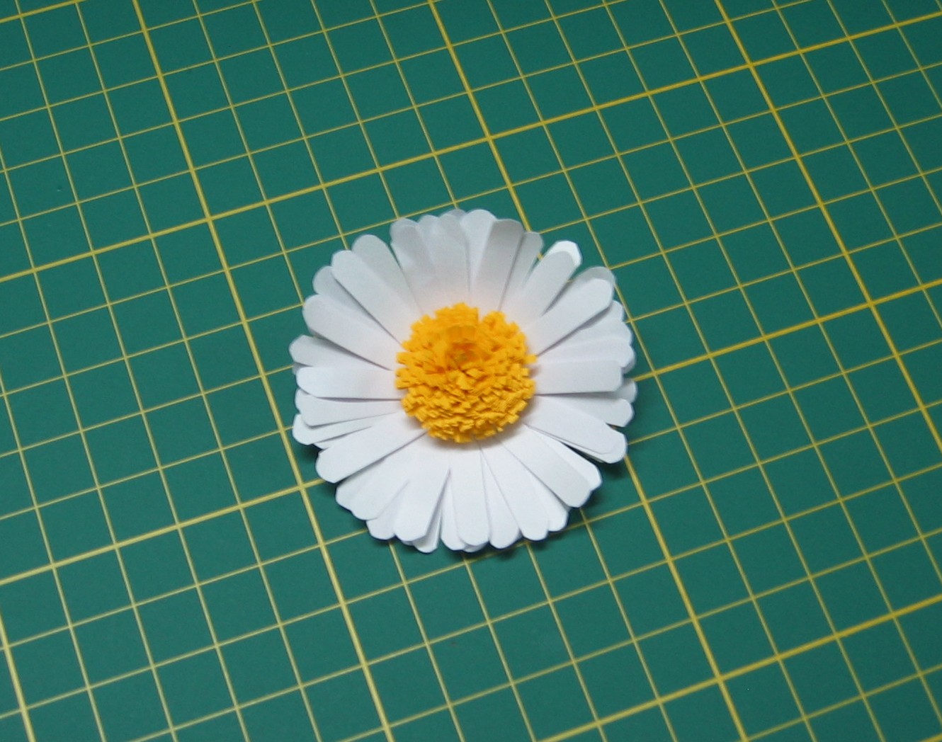 DAYDREAMS quilled daisy