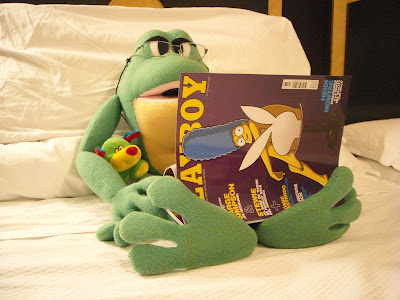 La rana Gustavo y Bicho leyendo