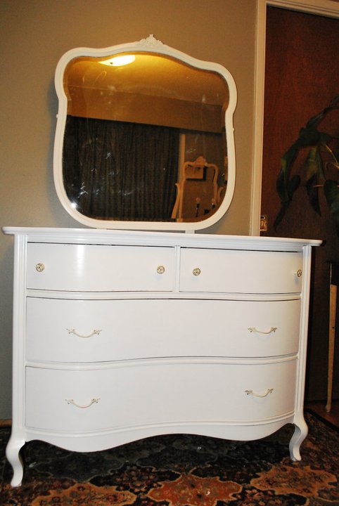CHest of drawers with the mirror