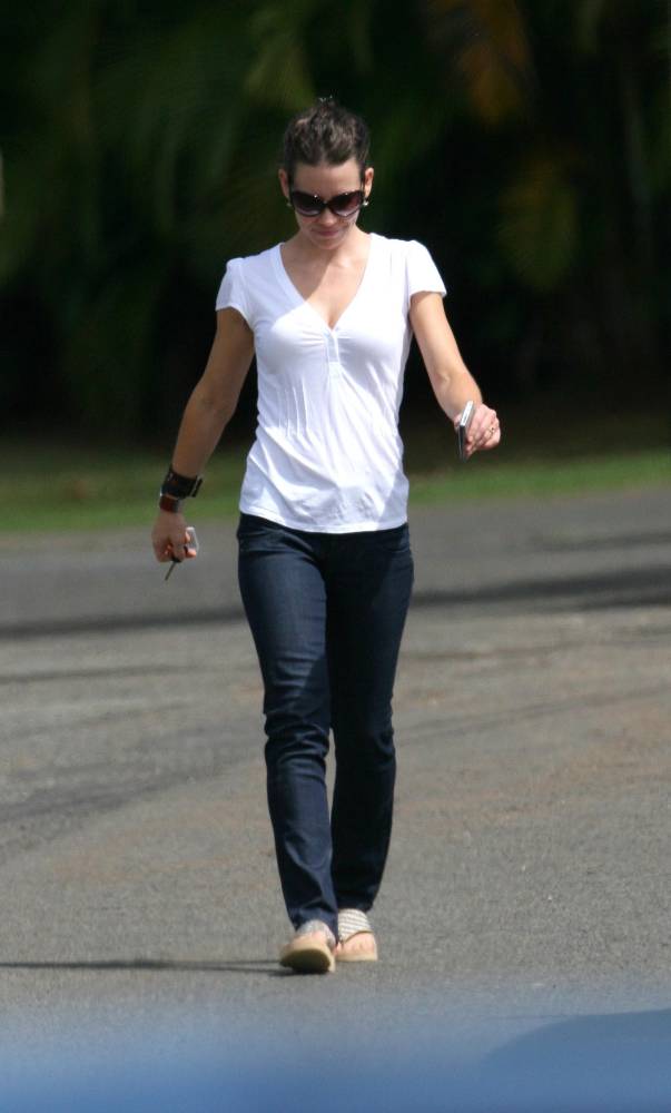[Evangeline_Lilly_10_Oct_Hawai_bycarlost.blogspot.com_06.jpg]