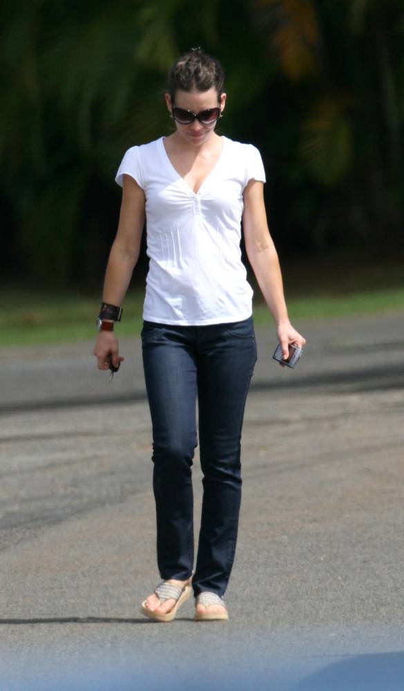 [Evangeline_Lilly_10_Oct_Hawai_bycarlost.blogspot.com_04.jpg]
