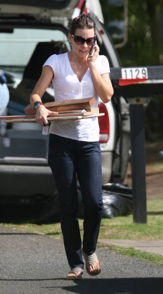 [Evangeline_Lilly_10_Oct_Hawai_bycarlost.blogspot.com_09.jpg]