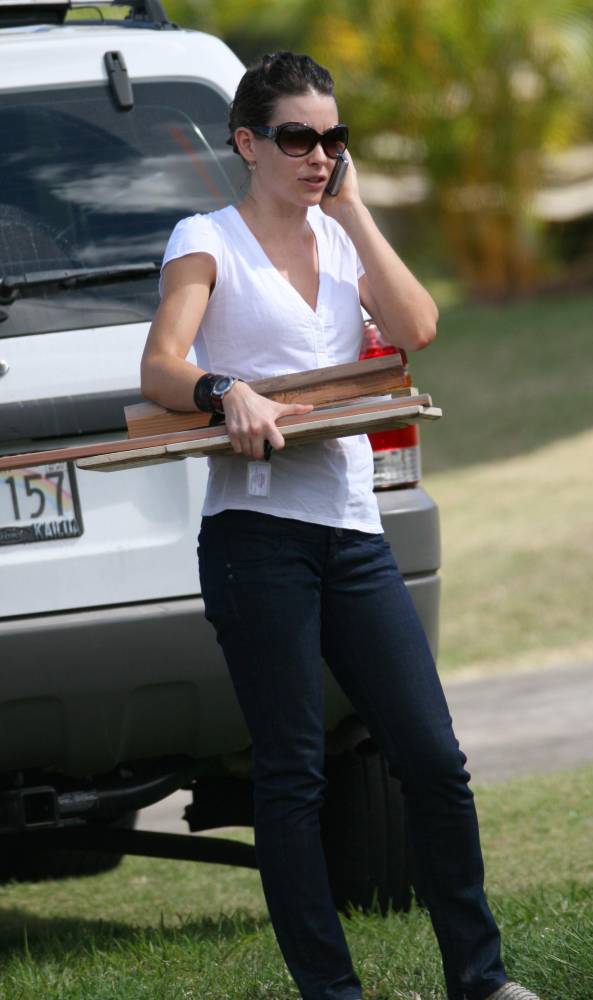 [Evangeline_Lilly_10_Oct_Hawai_bycarlost.blogspot.com_08.jpg]