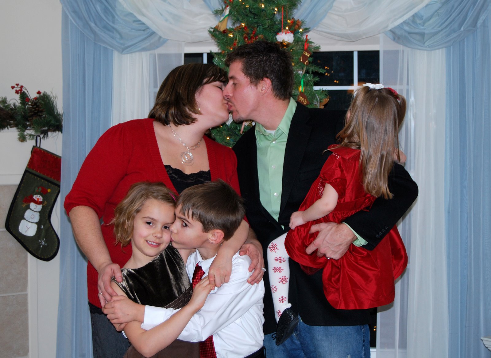 [family+kisses.jpg]