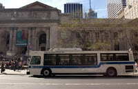 Autobús híbridos eléctrico de NYCT frente a la Biblioteca Pública de Nueva York