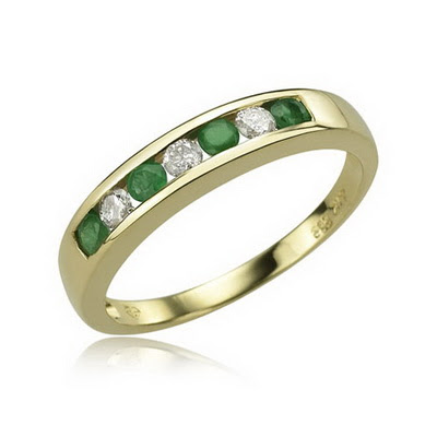 Emeraldcut wedding ring set in a yellow gold band for women