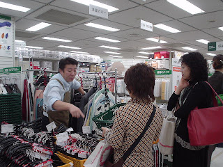 GWも『MAWAハンガー』実演販売中！！